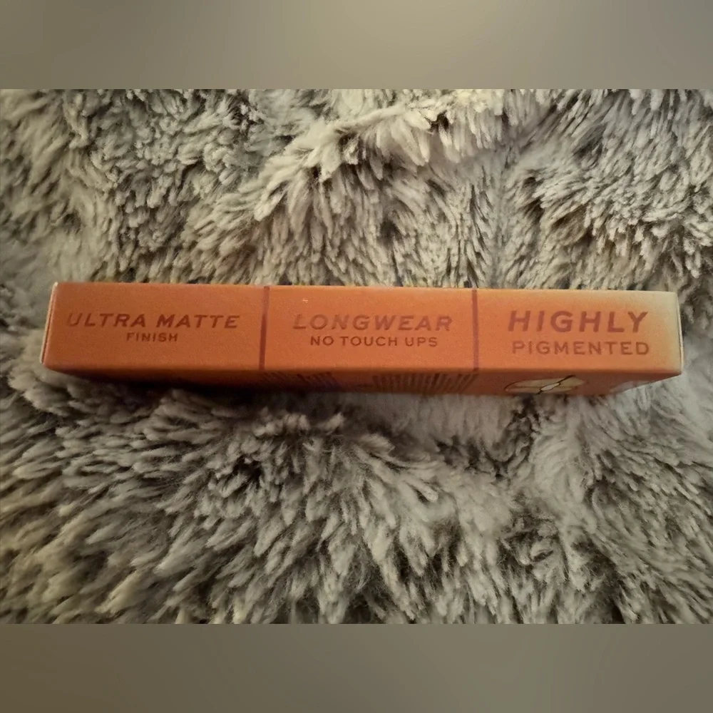 NWT Makeup Revolution Lip Contour Kit